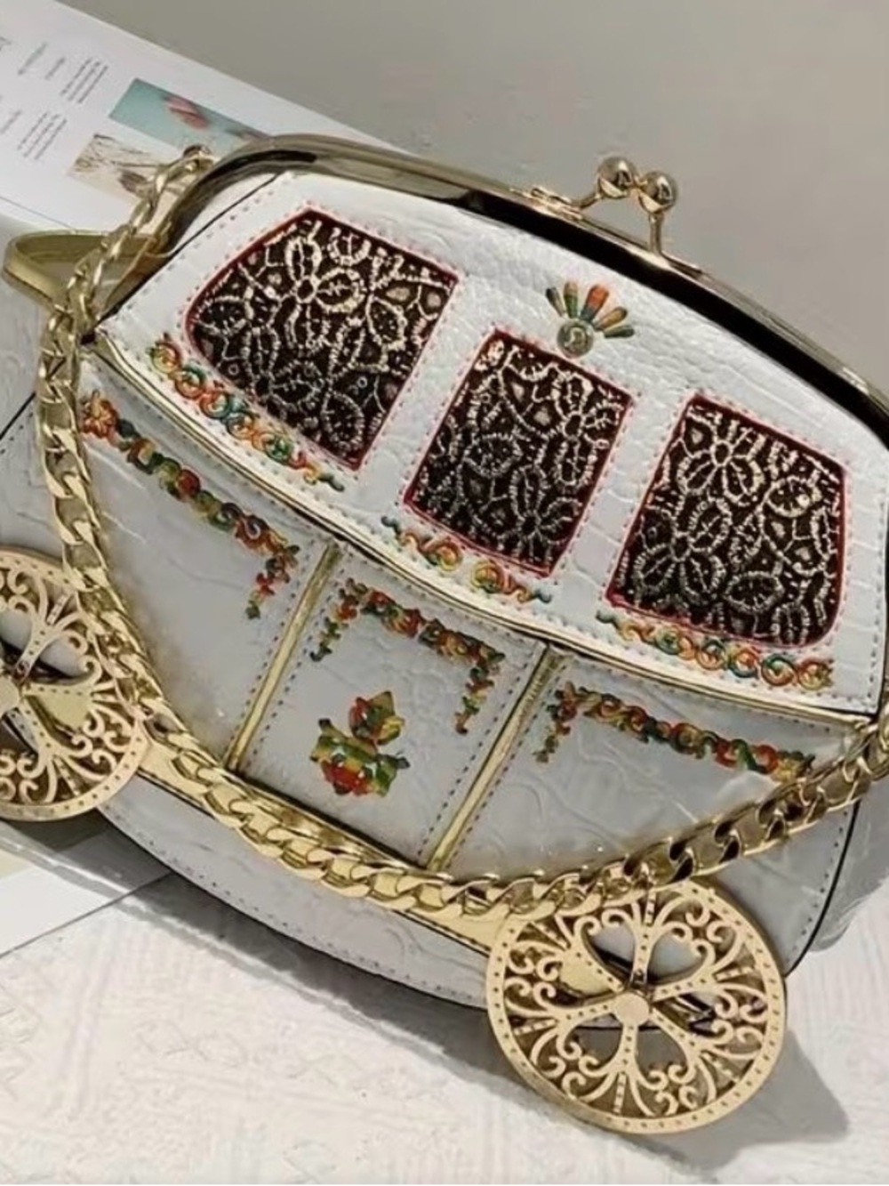 Vintage Style Horse Carriage Bag White Chain Crossbody Statement Purse - Picture 2 of 6